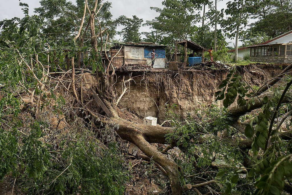 Impacts of the Tropical Cyclone Donna in Port Vila. © Pedro Armestre / Greenpeace