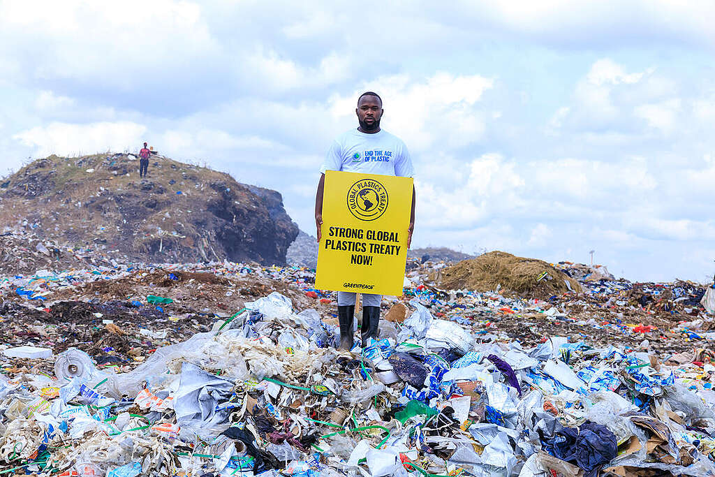 Banner at Dondora Dumpsite in Kenya. © Greenpeace / Selvin Marete