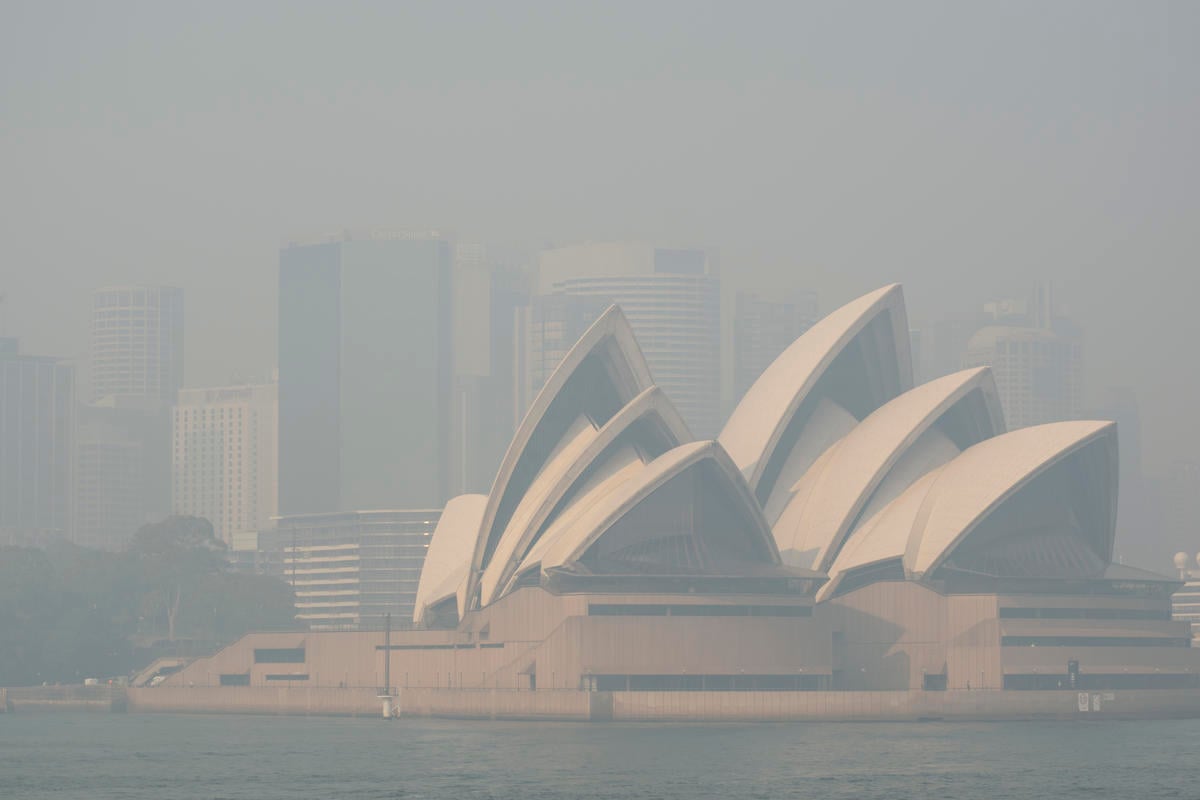 Bushfire Smoke over Sydney Harbour. © Emeran Gainville / Greenpeace