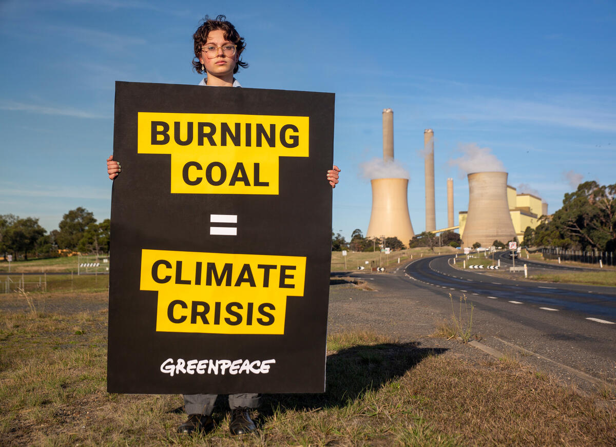 School Strikers at Loy Yang A Power Station in Victoria. © Dale Cochrane / Greenpeace