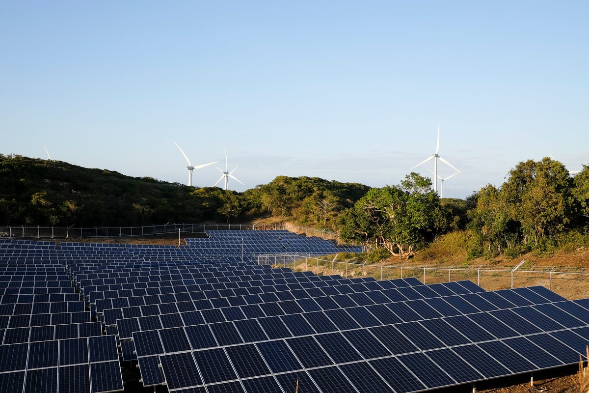 Wind Farm and Solar Power Plant In Ilocos Norte. © Veejay Villafranca / Greenpeace