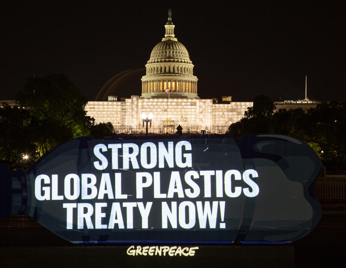 Plastics Message Projected in Washington. © Tim Aubry / Greenpeace