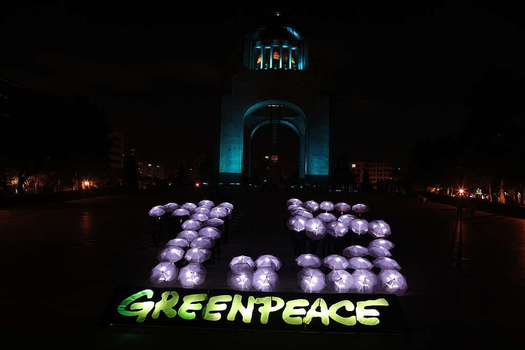 Greenpeace activists form a 1.5 figure with light as a reference to the Paris Agreement goals for the rise of the temperature due to the global warming at the Monumento a la Revolucion in Mexico City, Mexico, November 09, 2022. REUTERS/Gustavo Graf, CLIMATE-UN/COP27-GREENPEACE-MEXICO