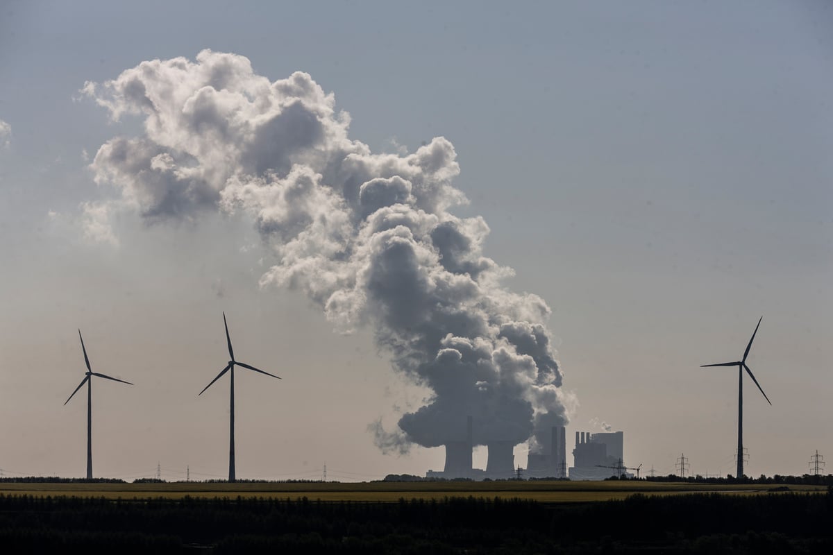 Coal Fired Power Plant in the Rhenish Lignite Mining Area. © Bernd Lauter / Greenpeace