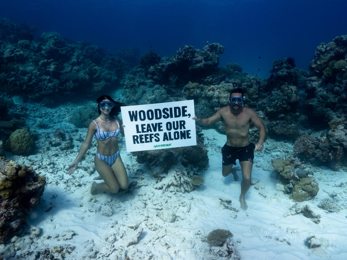 Influencers Riley and Elayna with Sign at Scott Reef. © Greenpeace / Michaela Skovranova