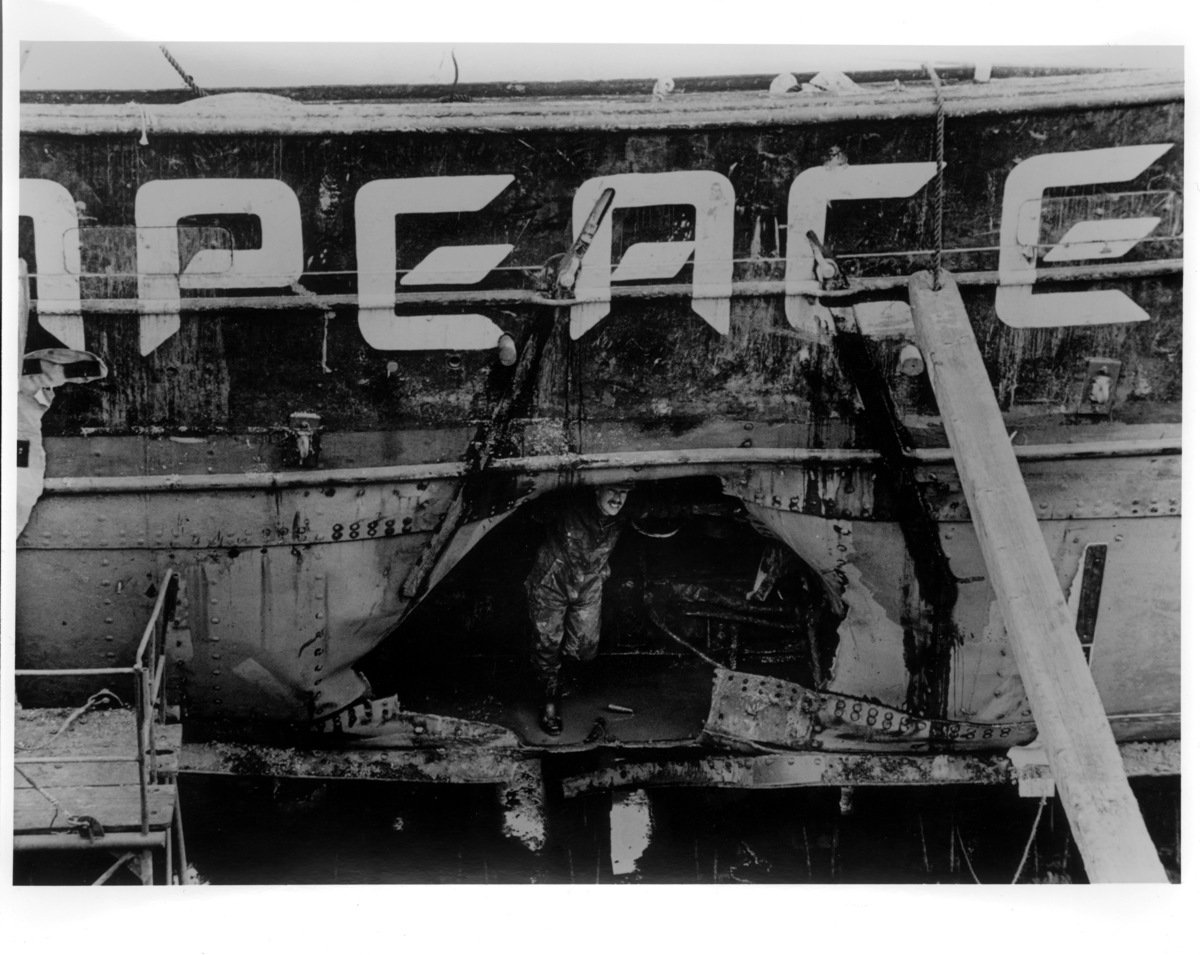 Bomb Damage to the Rainbow Warrior. © Keith Scott / Truth / Greenpeace