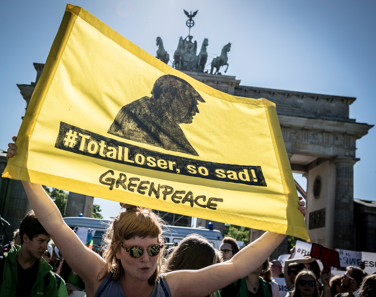 Flashmob in Berlin against US Withdrawal from the Paris Agreement. © Mike Schmidt / Greenpeace