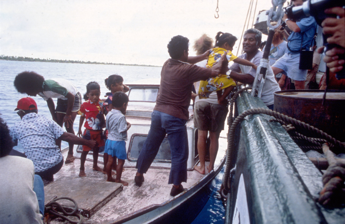 Evacuation of Rongelap Islanders to Mejato. © Greenpeace / Fernando Pereira